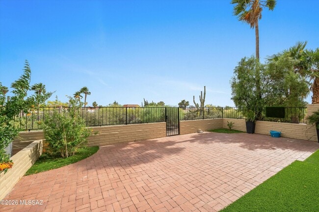 Building Photo - 5833 N Placita Del Baron