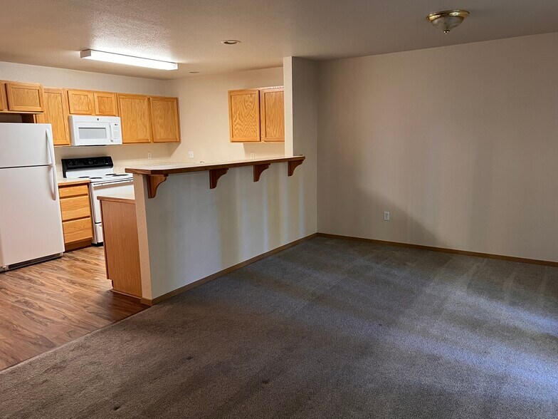 living room and kitchen - 5541 Glenridge Way