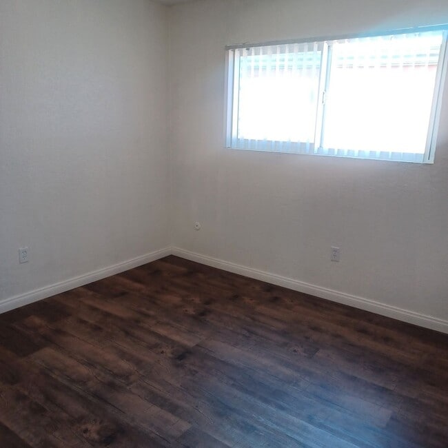 Building Photo - 2BDRM / 1 BATH CONDO Management Super Move...