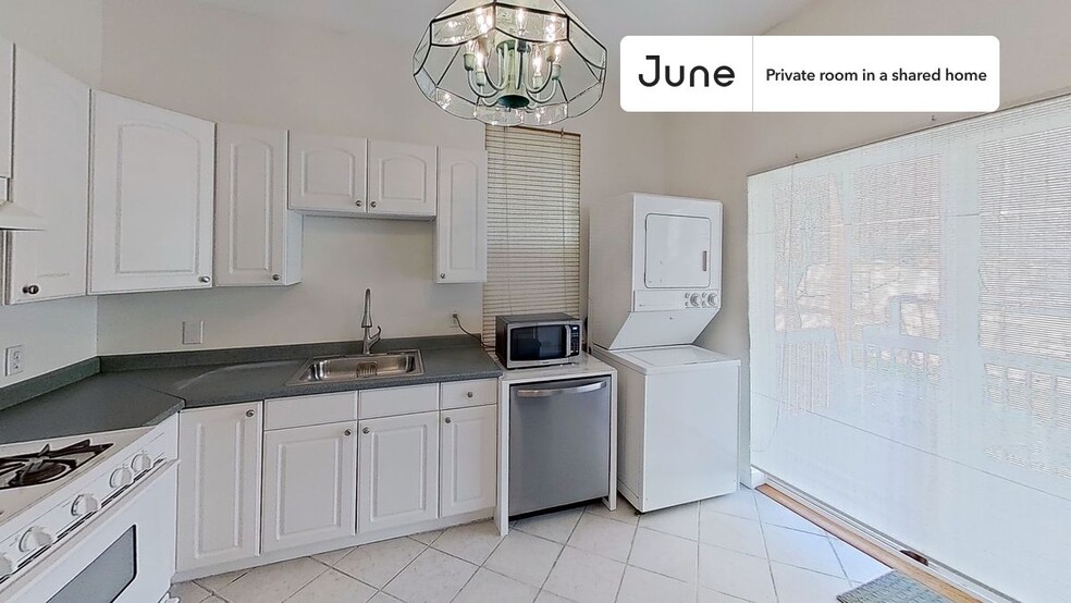 Building Photo - Private bedroom in 3 bed/1 bath Home