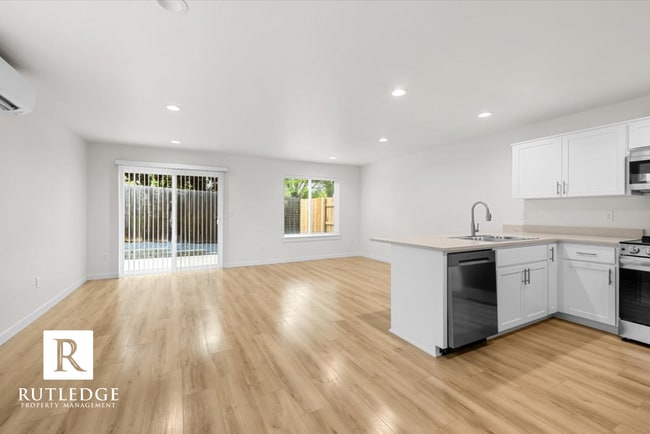 Building Photo - STUNNING 3 Bed / 2.5 Bath Brand New Townhome / End Unit !!!