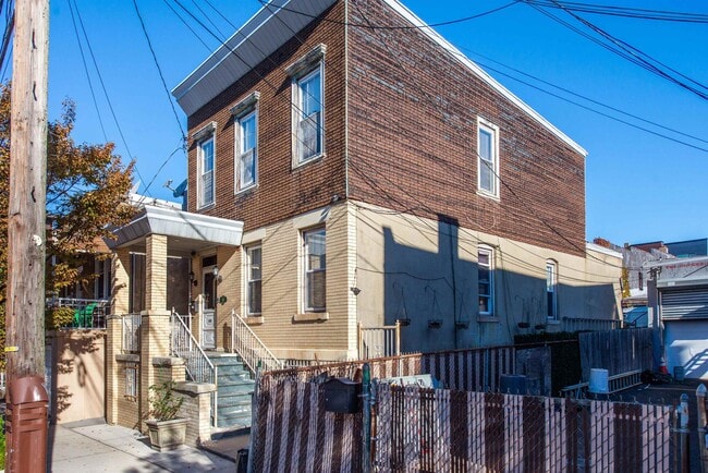 Building Photo - 606 59th St