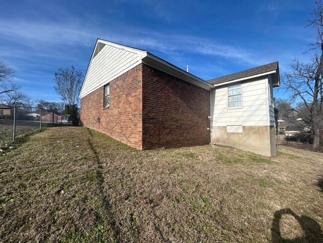 Building Photo - Spacious 3 Bed, 1 Bath Home with Fenced Yard and Off-Street Parking