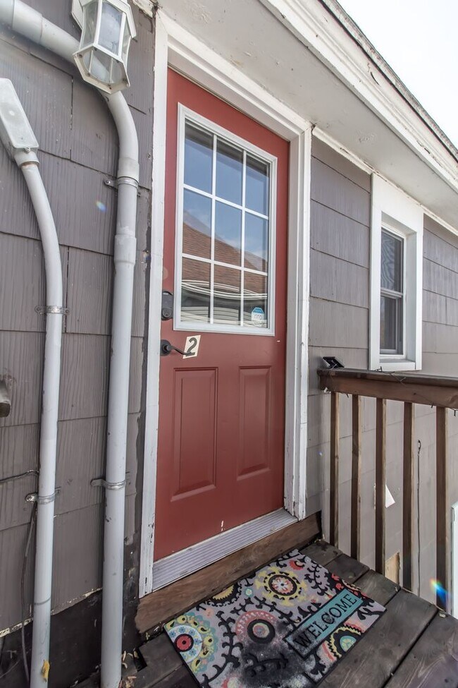 Building Photo - 714 N Broadway Ave