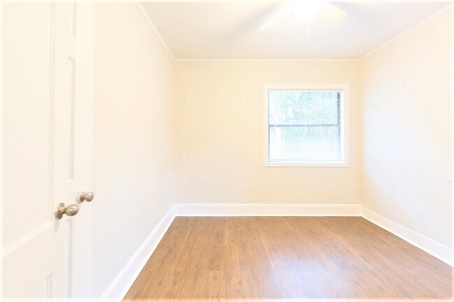 Building Photo - 205 Columbia Dr