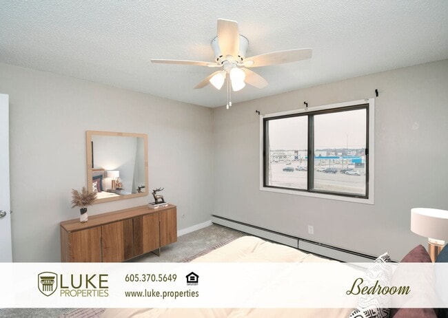 Building Photo - 405 S Sycamore Ave