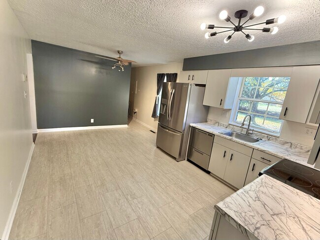 Building Photo - 597 Bluebird Dr