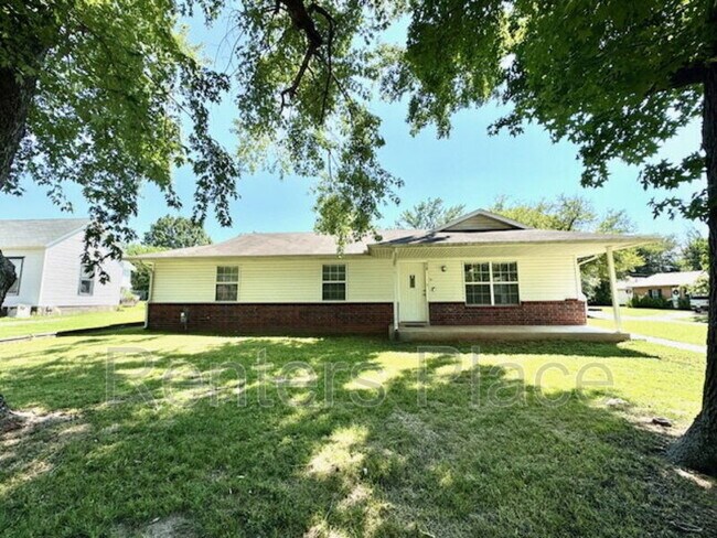 Primary Photo - 419 W College St