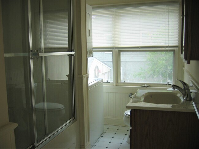 Full Bathroom - 1 E Main St