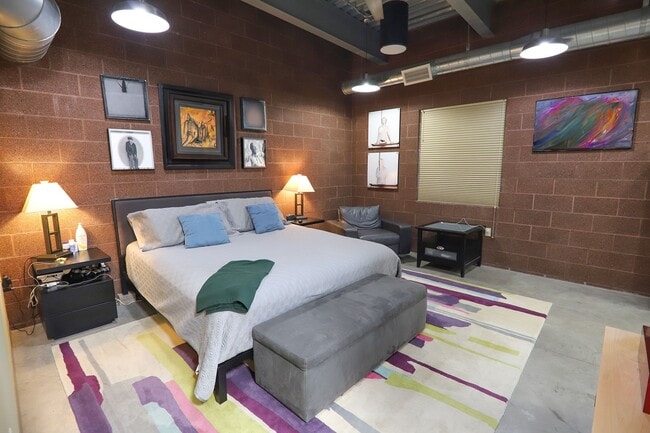 Building Photo - 2 bedroom, 2 Bath