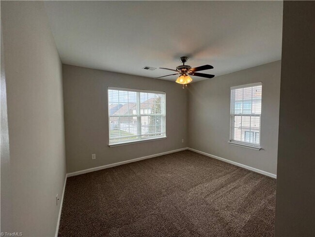 Building Photo - Fabulous 3BR 2.5BA Townhome with Community...