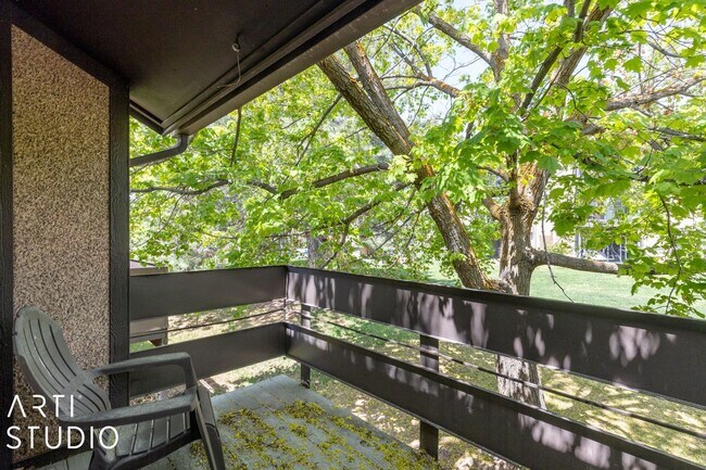 Building Photo - Fully Renovated 4-Bedroom Townhome in Prim...