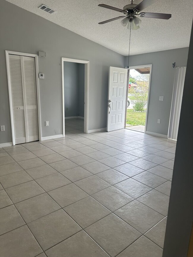 Building Photo - 3 Bedroom, 2 Bath Townhouse – Southeast Or...