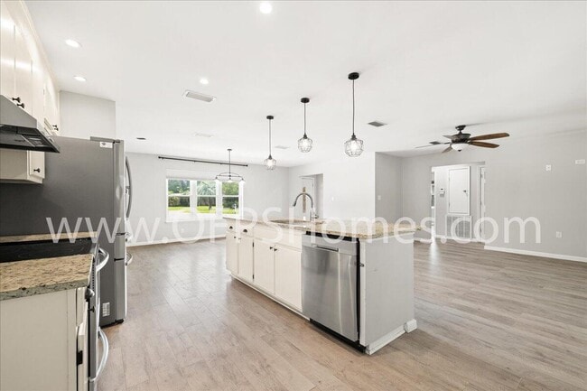 Building Photo - 1112 Coral Dr