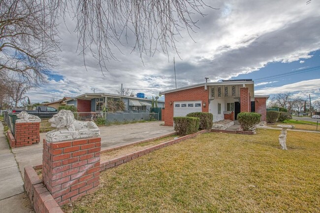 Primary Photo - Beautifully Updated 3-Bedroom Single-Famil...