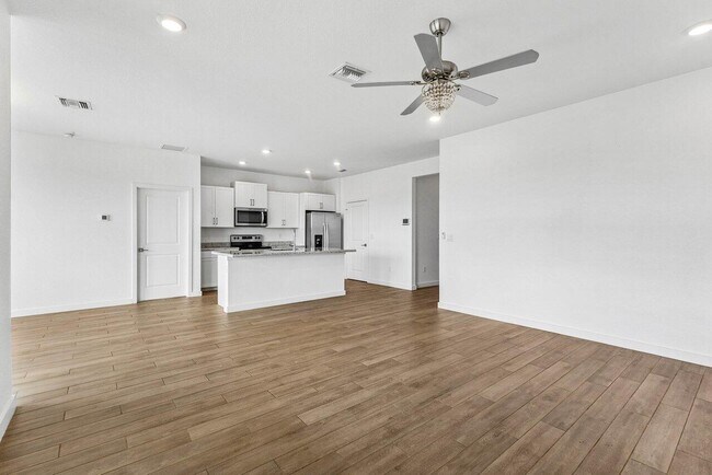 Building Photo - 2770 NE Breezeway Cir
