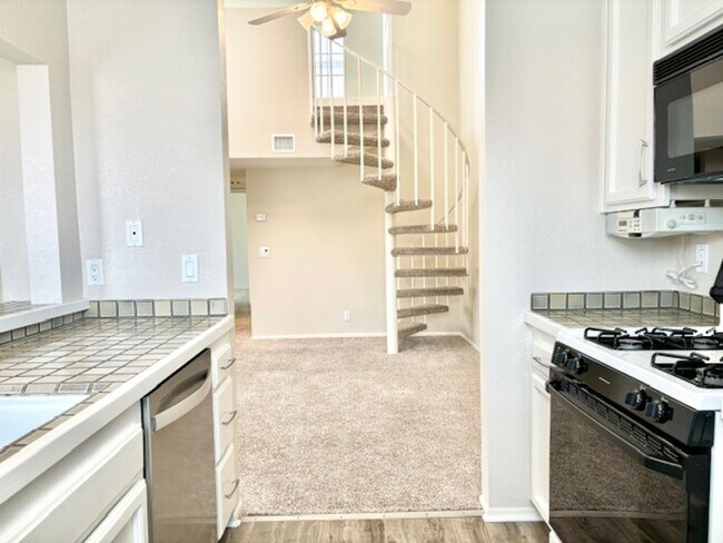 Building Photo - 2226 Martinique Ln