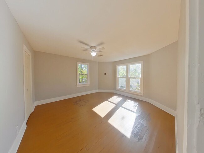 Building Photo - 3 Bedroom Home