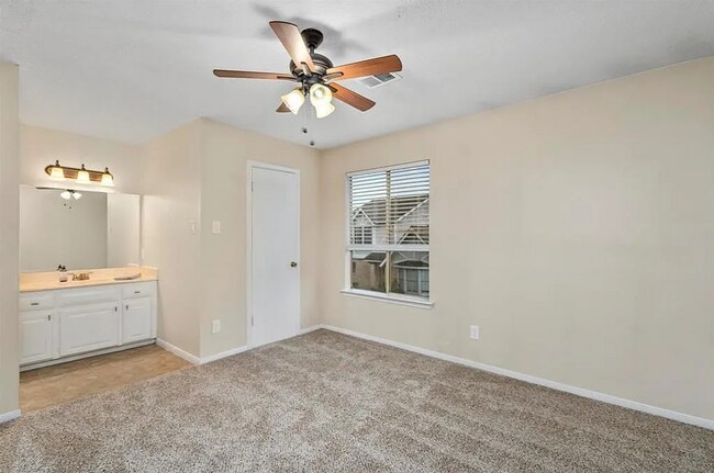 Building Photo - 2 Bedroom, 1.5 Bath Townhome – Modern Comfort in a Great Location!