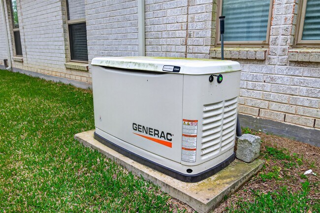 Building Photo - 302 Sky Top Dr