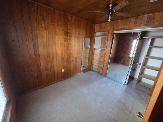 Building Photo - 3 Bedroom 1950's Home with Large Fenced Yard Available 1/12/26