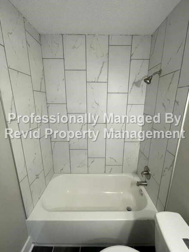 Building Photo - *FIRST MONTH RENT FREE* Freshly Renovated ...