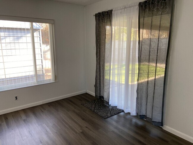 Building Photo - NE BRICK 3 Bedroom 2 Bath 2/CG