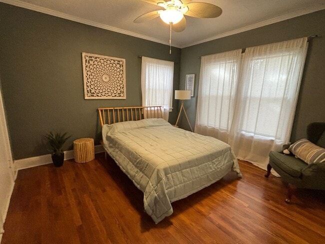 Building Photo - CHARMING FURNISHED BROADMOOR HOME