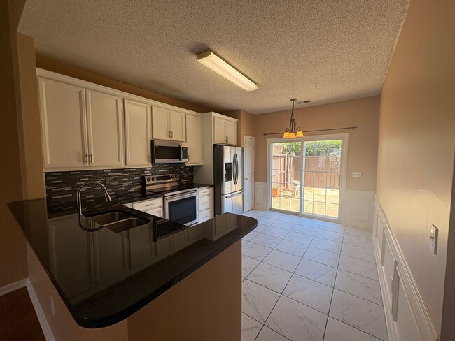 Building Photo - 3/2.5 Townhome Available Now!