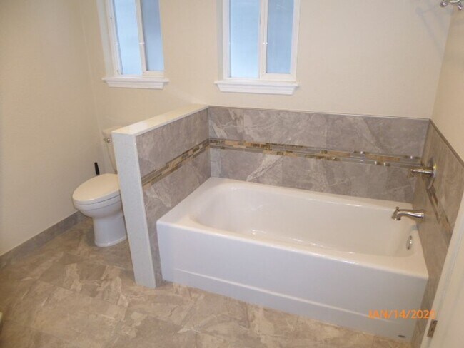 Building Photo - Charming 4 Bed 2 Bath Rambler in Sought After Neighborhood-Sammamish