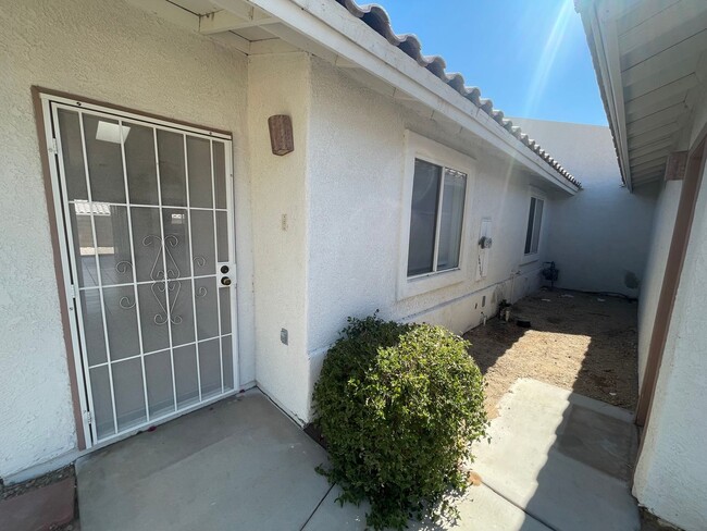 Building Photo - YUMA MEADOWS TOWNHOUSE W/ POOL ACCESS!