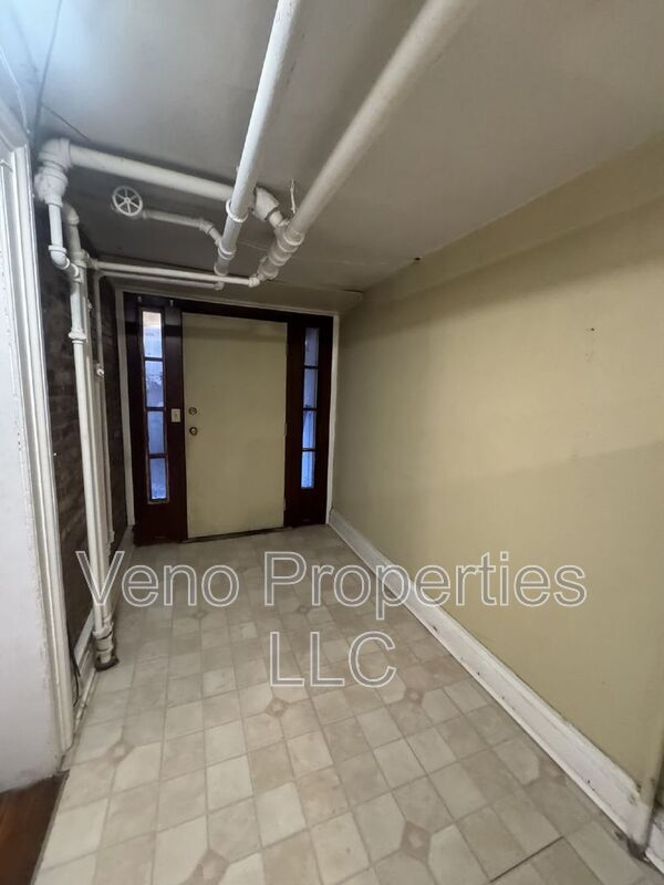 Building Photo - 16 2nd St