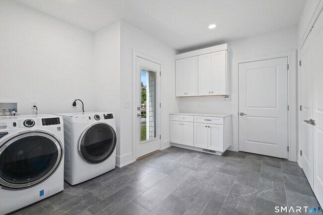 Building Photo - 15 Damia Dr
