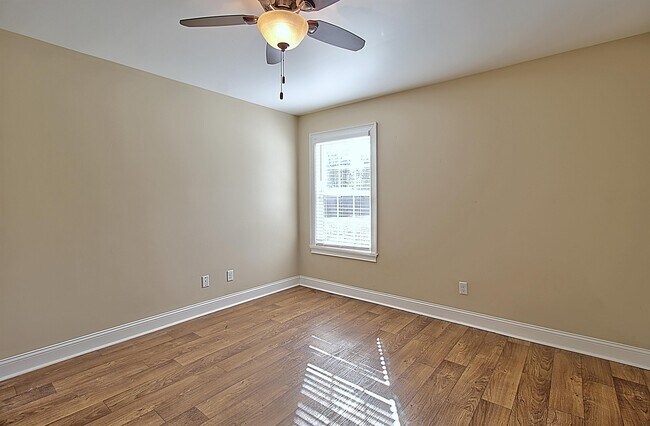 Building Photo - 41 E Clay St
