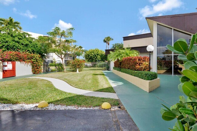 Building Photo - 300 Waterway Dr S