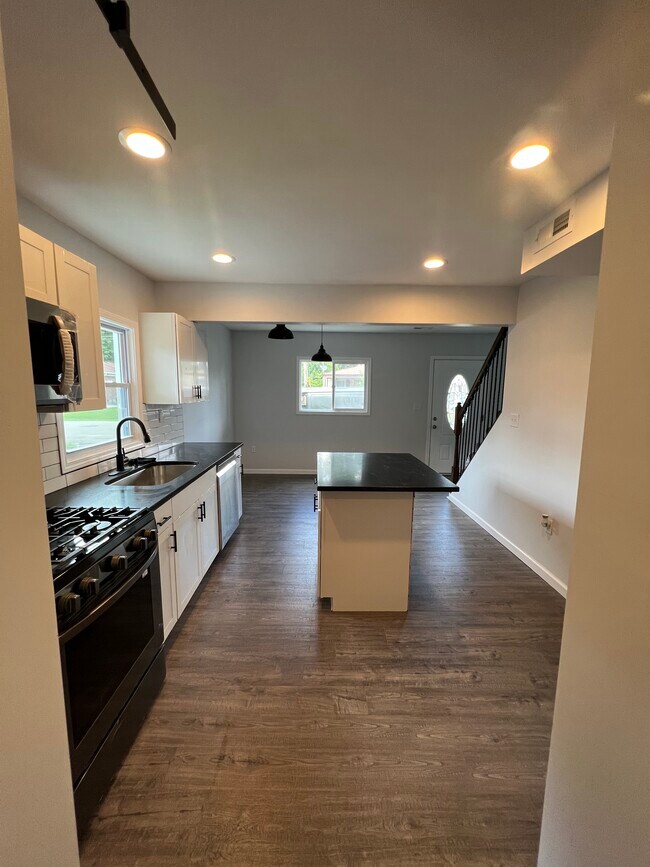 Primary Photo - 5300 Iroquois Ct