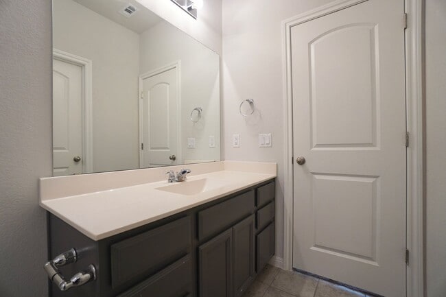 Building Photo - 2513 Danbury Ln