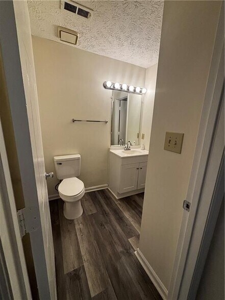 Building Photo - 7025 Brentwood Ct