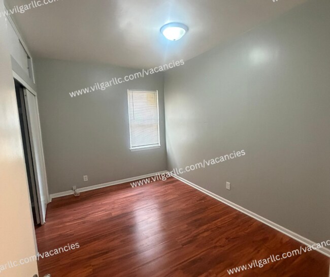 Building Photo - 4842 Northcote Ave