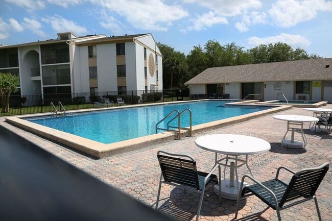 Building Photo - 1/1 first floor condo with community pool ...