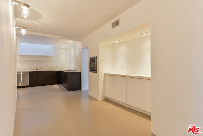 Building Photo - 558 Rose Ave