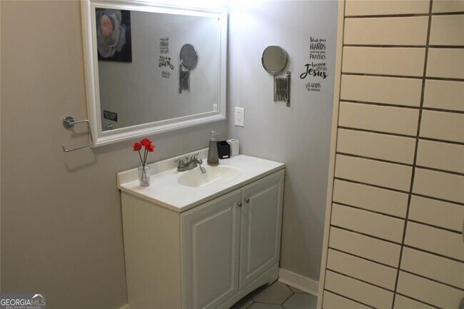 Building Photo - 4495 Kent Rd