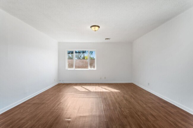 Building Photo - 4BR w/ Driveway Parking near Denver Zoo & City Park