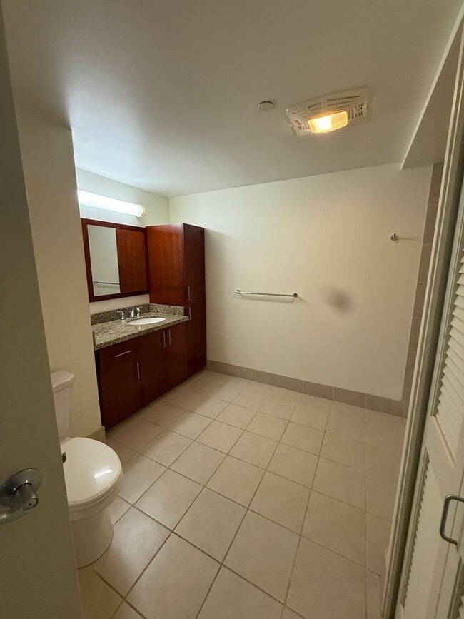 Building Photo - Great Location! 1/1/1 with beautiful mount...