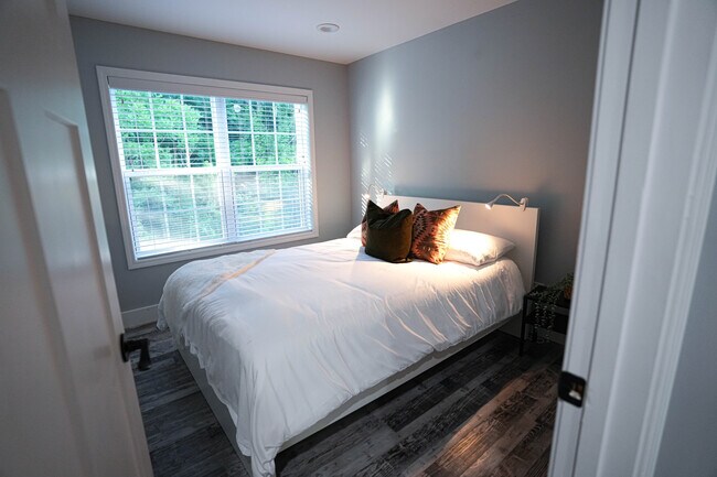 Building Photo - 1027 W 5th St