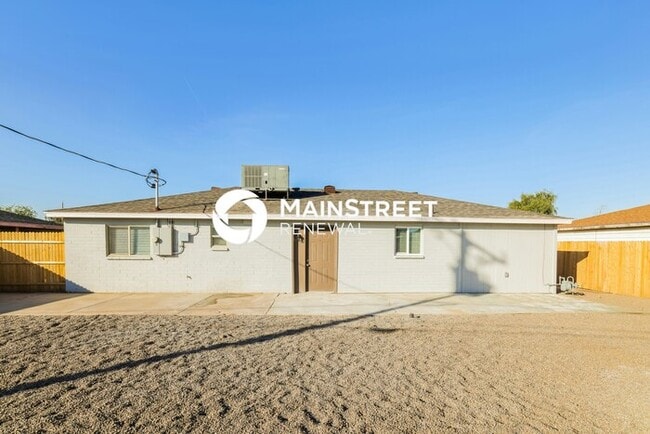 Building Photo - 4 Bedroom Pet-Friendly Home in Phoenix, AZ...