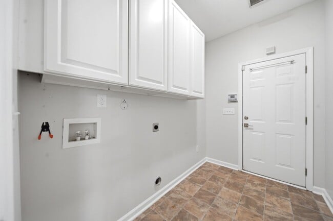 Building Photo - 300 Cabin Dr