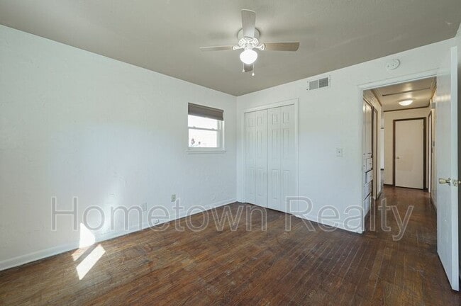 Building Photo - 1805 NE 53rd St