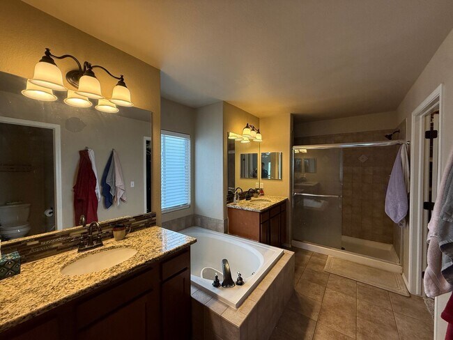 Building Photo - 6 Bed 4 Bath Home with 3000+ SQFT in Stetson Hills!!!
