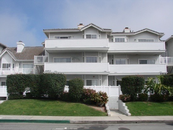 Frontal complex view - 446 Monterey Blvd